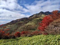 今朝の気温11℃　丸山登山道から赤薙方面を望む