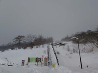 今朝の気温-9℃　昨日から15㎝ほど積雪が増えました。この後も降雪の予報です。毎日のようにレッカーされる車があります。服装・装備の再確認をしてからお越しください。