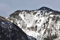 周辺情報　昨日、赤薙山直下で雪崩が発生しました。今朝の気温も既に1℃を超えています。入山される方は注意してください。